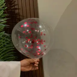 بالون شفاف قصاصات حمراء
